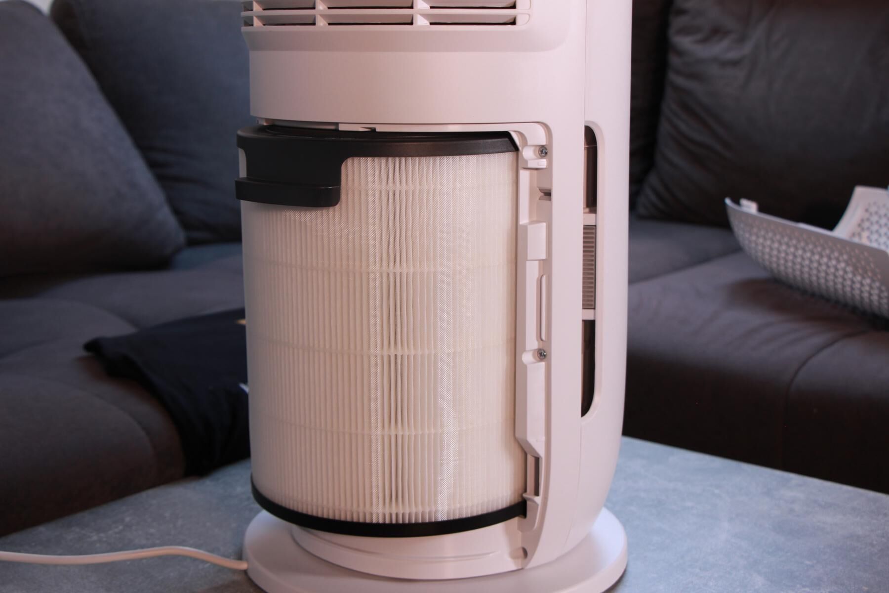 Der 360° runde Kombifilter wird in den Sockel des Philips Air Performer Series 7000 eingesetzt.